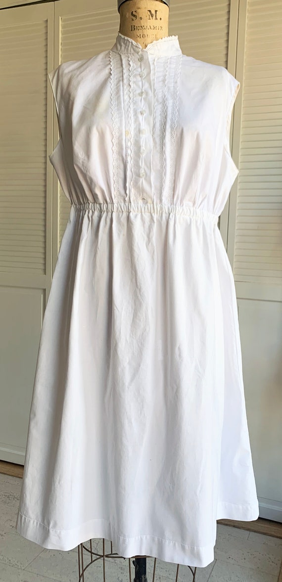 1960s White Sleeveless Cotton Dress with Eyelet L… - image 3