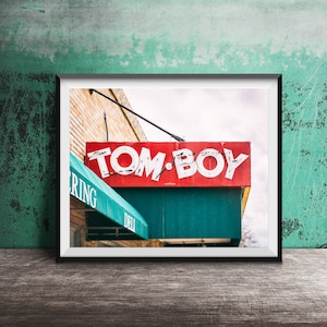 TOM BOY - Stampa fotografica senza cornice di St. Louis - Foto artistica da parete con insegna al neon antica - Decorazione per la casa rossa, St. Louis, Missouri