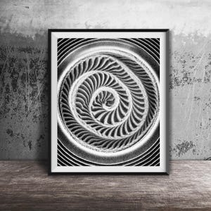 SPIRALE VERTICALE DISCENDENTE - Stampa fotografica senza cornice - Bianco e nero, decorazione murale moderna per la casa