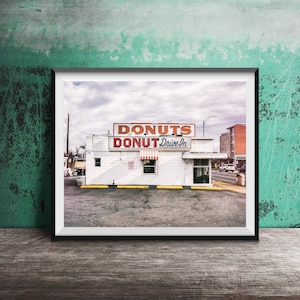 DONUT DRIVE-IN - Stampa fotografica senza cornice di St. Louis - Foto artistica da parete per ristorante - Decorazione da cucina - Stampa di ciambelle e prodotti da forno