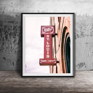 以下が含まれることがあります： ミズーリ州セントルイスにある「The Old Spaghetti Factory」のヴィンテージスタイルの看板で、下部に「EST. 1977」の文字があります。看板は赤色で白い文字で、レンガ造りの建物に取り付けられています。