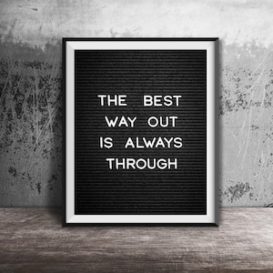 Może przedstawiać: Czarno-białe zdjęcie ramki z tablicą literową, na której widnieje cytat "The best way out is always through". Tablica literowa stoi na drewnianej powierzchni.