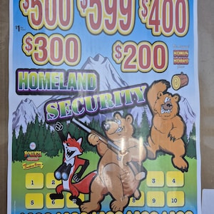 Puede incluir: Un boleto de lotería Homeland Security con un zorro de dibujos animados con binoculares y dos osos, uno de ellos con un rifle. El boleto muestra premios de $500, $599, $400, $300, $200 y $100, con casillas numeradas para raspar del 1 al 10.
