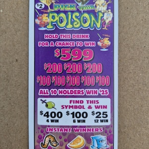 Puede incluir: Un boleto de lotería rectangular Pick Your Poison con fondo morado que presenta varias ilustraciones de cócteles, texto que detalla premios como $599, $200, $100 y $25, un símbolo de aceituna e iconos de un gusano, una rodaja de naranja y un cubo de hielo.