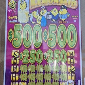 Puede incluir: Un tablero de juego LemonAid Bonanza con personajes de limón de dibujos animados vestidos como profesionales. El tablero muestra grandes cantidades en dólares verdes de 500, 250 y 100, con ventanas numeradas, escaleras y vasos de limonada.