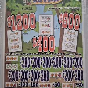 Puede incluir: Una tarjeta de juego de azar Buck Wild 8-liner con un ciervo de dibujos animados, fondo de bosque y varios premios que incluyen $1200, $800 y $400. La tarjeta muestra combinaciones ganadoras, 2520 boletos y el número de serie 7H35655.