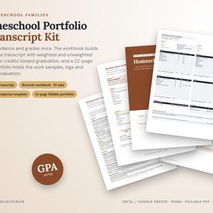 Puede incluir: Un kit digital de portafolio y expediente académico para educación en casa que incluye varias páginas de documentos con registros académicos, descripciones de cursos y seguimiento de calificaciones. Incluye un icono circular marrón etiquetado como GPA AUTO y texto que detalla un expediente automático, un libro de registros de 10 pestañas, una plantilla de descripción de cursos y un portafolio rellenable de 22 páginas.