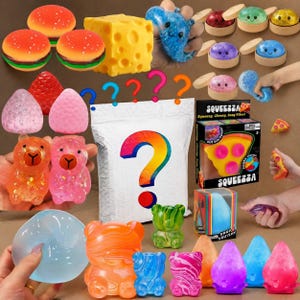 Könnte beinhalten: Eine Sammlung verschiedener Squishy-Spielzeuge, darunter Burger-Formen, ein gelber Käseblock, bunte Bärenfiguren, Erdbeerformen und eine Überraschungstüte mit einem großen Fragezeichen. Enthält eine Squeezza-Pizzaschachtel und verschiedene schleimige Artikel.