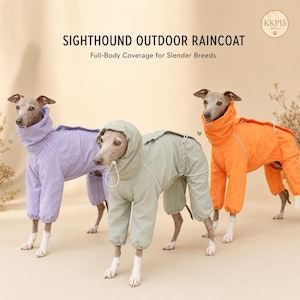 Könnte beinhalten: Drei Windhunde tragen ganzkörperliche Outdoor-Regenmäntel in Lavendel, Salbeigrün und leuchtendem Orange. Jeder Regenmantel verfügt über einen hohen Kragen, lange Ärmel und eine Kapuze mit Kordelzug. Text: SIGHTHOUND OUTDOOR RAINCOAT.