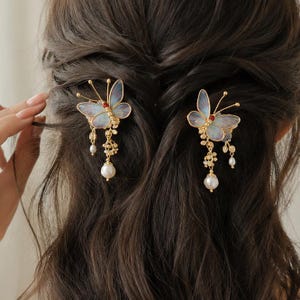 パールタッセル付き蝶のヘアクリップセット、虹色に輝く妖精のヘアバレッタ、中国風ブライダルヘアアクセサリー、彼女への結婚祝い