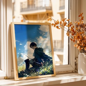 Könnte beinhalten: Ein rechteckiger goldfarbener Rahmen mit einer Anime-Illustration einer dunkelhaarigen Figur in einem dunkelgrünen Umhang, die in einem Blumenfeld unter einem hellblauen Himmel mit weißen Wolken kniet, in einem lebendigen Malstil.