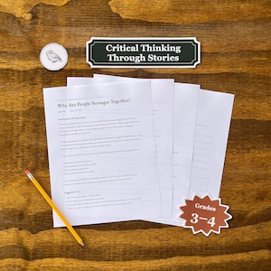 Pode incluir: Uma pilha de folhas de exercícios educativas brancas intituladas Why Are People Stronger Together? acompanhada por um lápis amarelo, um autocolante circular de uma coruja, um sinal retangular com a inscrição Critical Thinking Through Stories e um autocolante castanho em forma de estrela com a etiqueta Grades 3-4.