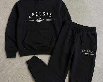 Conjunto deportivo de chándal Lacoste para hombre, compuesto por sudadera con capucha y pantalón de felpa con logo, ideal para correr y practicar streetwear.