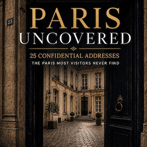 Op de afbeelding: Een boekomslag met de titel Velvet Passport Paris Uncovered 25 Confidential Addresses The Paris Most Visitors Never Find. De afbeelding toont een donkere open deuropening die leidt naar een geplaveide binnenplaats met stenen gebouwen en potbomen.