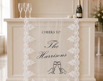 Op maat gemaakt, doorschijnend kanten barbord voor de bruiloft, gepersonaliseerde stoffen banner met achternaam, decoratie voor de drankbar op de receptie met de tekst "Proost op het pasgetrouwden".