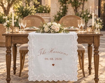 Gepersonaliseerd tafelbordje voor het bruidspaar, gepersonaliseerde banner voor de hoofdtafel op de bruiloft, kanten tafeldecoratie voor de receptie.
