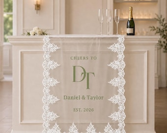 Gepersonaliseerde menukaart voor de bruiloftsbar, bord met eigen cocktailreceptie, banner van doorschijnende kantstof, decoratie voor de dranktafel op de receptie.