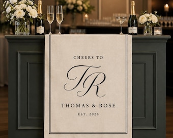 Gepersonaliseerd linnen barbord voor bruiloft, stoffen banner met eigen achternaam, moderne decoratie voor de dranktafel op de receptie (Mr and Mrs).
