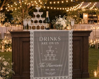 Bruiloftsbarbord met champagnetoren, op maat gemaakt kanten banner van transparante stof, gepersonaliseerde decoratie voor de drankstation