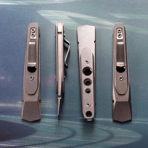 Könnte beinhalten: Vier silberne Multitools mit dem Wort "WÄSLER" auf jedem Werkzeug.