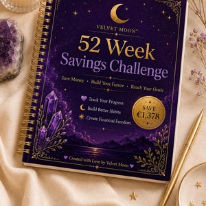 Peut inclure: Un carnet de défi d'épargne de 52 semaines à reliure spirale avec une couverture violet foncé ornée de graphismes célestes dorés, de cristaux violets et de montagnes. Le texte indique "VELVET MOON", "52 Week Savings Challenge" et "SAVE €1,378".