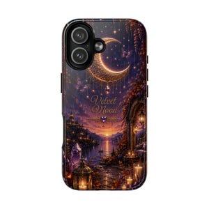 Peut inclure: Une coque de téléphone illustrant un paysage violet et orange avec un croissant de lune, des lanternes suspendues, des papillons et un cristal. Le texte Velvet Moon est imprimé en lettres dorées au centre du motif, incluant un lac et une arche.