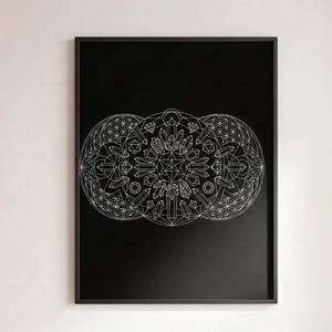 Peut inclure: Une impression d'art mural encadrée présentant un dessin au trait blanc sur un fond noir uni. Le motif affiche une composition géométrique complexe composée de cercles entrelacés, de cristaux et de formes de pierres précieuses facettées disposés en une structure horizontale symétrique.