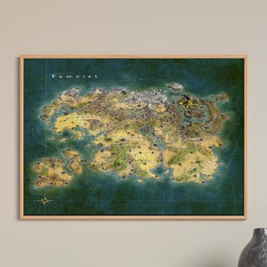 Può includere: Una mappa da parete incorniciata del continente di Tamriel, caratterizzata da un'illustrazione cartografica dettagliata con masse terrestri color marrone chiaro, oceani blu intenso e catene montuose. La parola TAMRIEL è stampata in bianco.