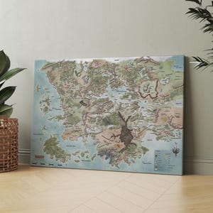 Pode incluir: Uma impressão de arte de parede retangular apresentando um mapa de fantasia detalhado com terrenos variados, incluindo montanhas, florestas e corpos d'água. O mapa exibe inúmeros locais rotulados, uma rosa dos ventos e uma legenda no canto.
