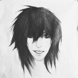 Puede incluir: Un dibujo a lápiz de grafito en blanco y negro de un rostro con cabello oscuro, largo, en capas y despeinado que cubre parte de la frente. La figura tiene ojos intensos y afilados y colmillos puntiagudos visibles en el labio superior.