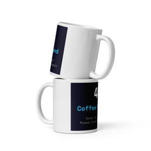 Op de afbeelding: Twee witte keramische mokken verticaal op elkaar gestapeld. De onderste mok heeft een donker rechthoekig grafisch ontwerp met de tekst 404 Coffee Not Found, Error: No coffee, Please insert coffee again. De bovenste mok toont de gedeeltelijke tekst found en again.