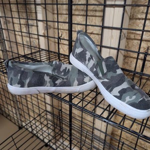 Tommy Bahama Camo Slip-On Sneakers Size 10 - Free Shipping on + image 1