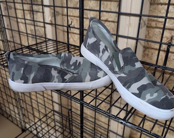 Tommy Bahama Camo Slip-On Sneakers Size 10 - Free Shipping on +