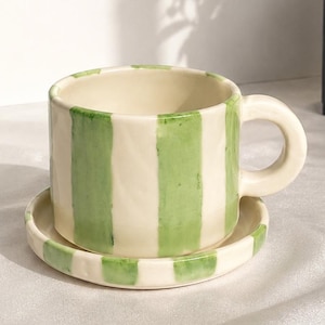 Handmålad randig keramisk kaffemugg, blågrön röd, med underläggsalternativ