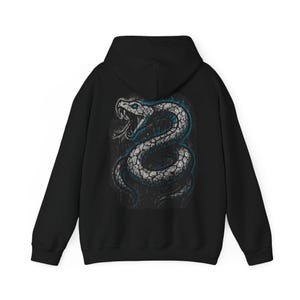 Sudadera con capucha Broken Python, regalo de estilo urbano, ropa para amantes de los reptiles, sudadera con capucha con estampado desgastado.