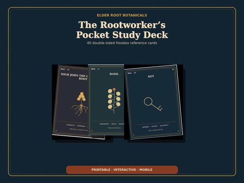 Op de afbeelding: Een set van 40 dubbelzijdige Hoodoo-referentiekaarten getiteld The Rootworker's Pocket Study Deck van Elder Root Botanicals. De kaarten hebben donkere achtergronden met gouden illustraties van wortels, kruiden en symbolen, waaronder High John the Conqueror, Basil en Key.