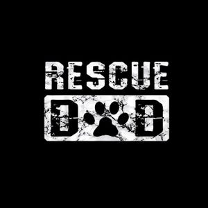 Op de afbeelding: Een grafisch ontwerp met de witte, verweerde tekst RESCUE boven een rechthoekig blok met de zwarte letters D en D, gescheiden door een zwarte pootafdruk. De letters D en D staan tegen een witte, marmerachtige achtergrond met textuur.