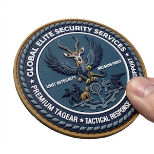 Puede incluir: Un parche circular de goma con borde color canela y centro azul oscuro. Presenta una criatura tipo grifo, un perro y tres figuras tácticas. El texto dice: GLOBAL ELITE SECURITY SERVICES, MISSION FIRST, UNIT INTEGRITY, PREMIUM TAGEAR, TACTICAL RESPONSE.