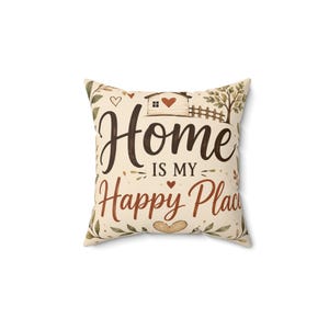 Peut inclure: Un coussin carré avec un fond crème portant l'inscription "Home IS MY Happy Place" en lettres cursives marron et rouille. Le motif comprend une petite maison avec un cœur rouge, une clôture en bois, un arbre et divers petits cœurs.