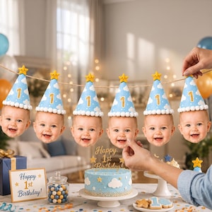 Peut inclure: Une guirlande de fête avec six visages de bébés portant des chapeaux coniques bleu clair à nuages blancs, une étoile jaune au sommet et le chiffre 1. Un gâteau bleu clair avec des nuages blancs, des étoiles jaunes et une décoration Happy 1st Birthday.