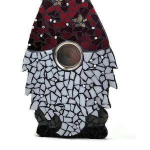 Op de afbeelding: Een moza&iuml;ek vogelhuisje in rood, wit en zwart. Het dak is rood met witte accenten, de body is wit en de basis is zwart. Een zilverkleurig metalen element is in het ontwerp verwerkt.