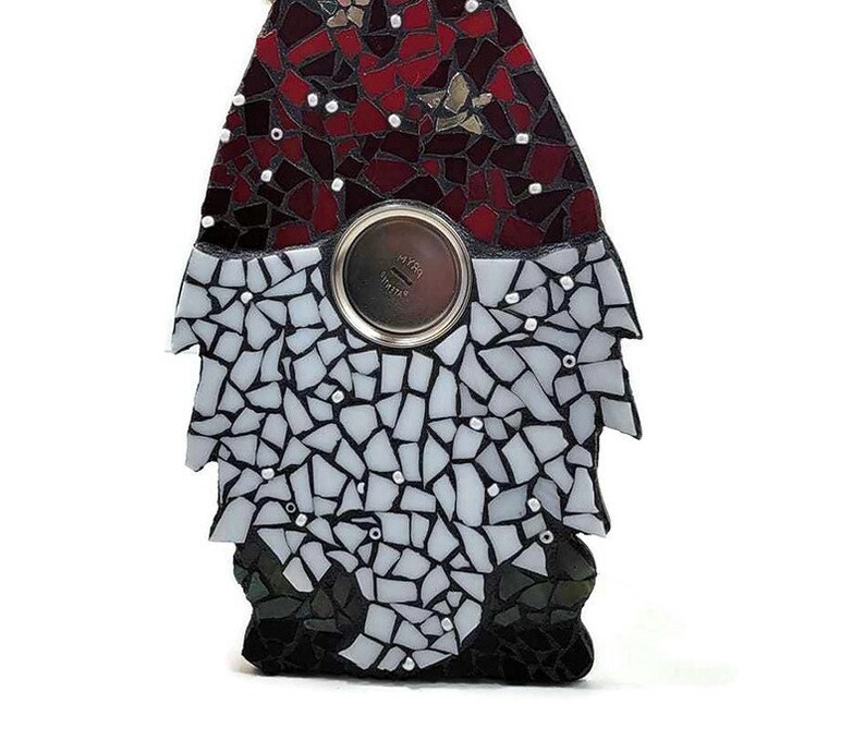 Op de afbeelding: Een moza&iuml;ek vogelhuisje in rood, wit en zwart. Het dak is rood met witte accenten, de body is wit en de basis is zwart. Een zilverkleurig metalen element is in het ontwerp verwerkt.