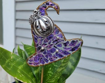 Estaca para plantas con forma de sombrero de bruja de mosaico – Adorno de jardín con forma de calabaza de Halloween de vidrieras moradas