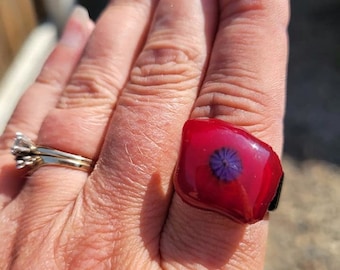 US Size 7 Roter Fused Glas Ring mit Blume, Hämatit Band, Teen Ring, Unisex, Spaß, Mode, Schmuck, Free Spirit, Hippie, Boho, Beach Vibe