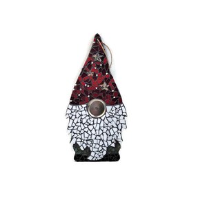 Op de afbeelding: Een moza&iuml;ek kabouter ornament met een rode en witte hoed, een witte baard en een zilveren knoop. De hoed is versierd met kleine witte sterren. De baard en het lichaam van de kabouter zijn gemaakt van witte en zwarte moza&iuml;ektegels.