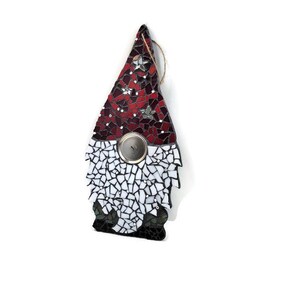 Op de afbeelding: Een moza&iuml;ek kabouter ornament met een rode en witte hoed, een zilveren knoop en een jute touwtje om op te hangen. De hoed heeft stervormige accenten. De baard van de kabouter is wit en de basis is zwart.
