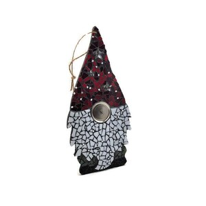 Op de afbeelding: Een moza&iuml;ek kabouter ornament met een rode en zwarte hoed en een witte baard. De kabouter heeft een metalen knoop en een touwlus om op te hangen. Het moza&iuml;ek is gemaakt van kleine, onregelmatig gevormde stukjes.