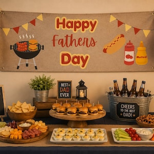 Peut inclure: Une décoration de fête pour la fête des pères avec une bannière Happy Fathers Day, un barbecue, un hot-dog et des condiments. La table présente des mini-burgers sur un support en bois, un seau métallique avec des bouteilles, des plateaux de légumes et des panneaux Thank You Dad, Best Dad Ever et Relax You Deserve It, entourés de ballons rouges, jaunes et bleus.