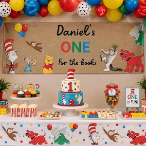 Peut inclure: Une table de fête avec une bannière portant le texte Daniel's ONE For the books, un gâteau à deux étages avec une figurine du Chat chapeauté, des cupcakes, du pop-corn et des bocaux de bonbons, le tout sous une arche de ballons colorés.