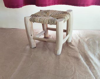 Tabouret fait main en bois avec assise en feuille de palmier tressée | Repose-pieds rustique marocain | Décoration d'intérieur bohème